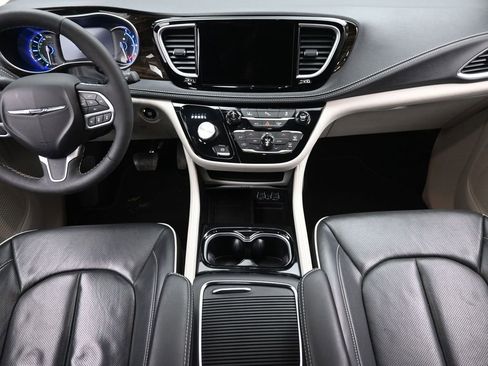 Used 2023 Chrysler Pacifica Limited FWD image 14