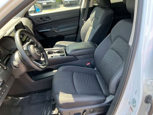 Used 2025 Nissan Pathfinder SV image 33