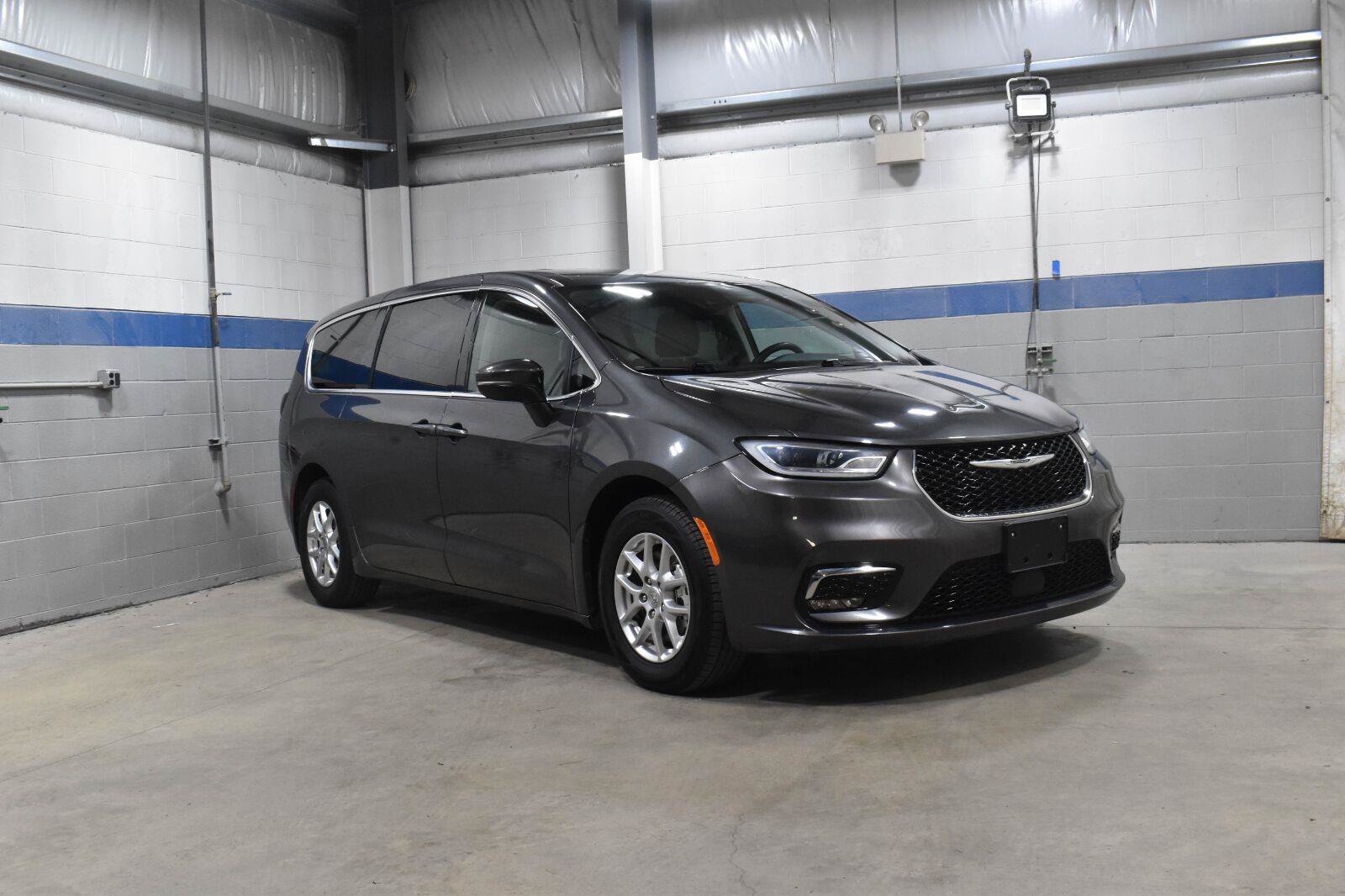 Used 2023 Chrysler Pacifica Touring-L FWD image 28