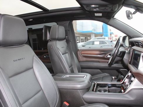 Used 2021 GMC Yukon Denali w/ Denali Premium Package image 19