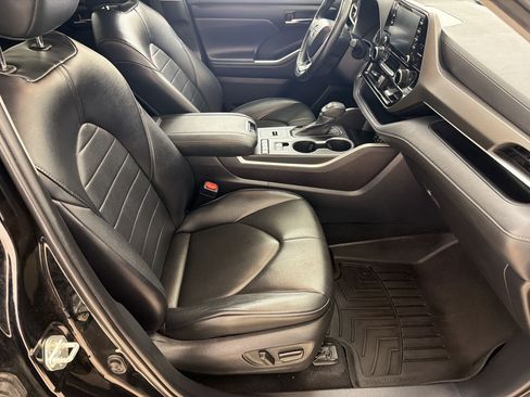 Used 2022 Toyota Highlander XLE FWD image 22