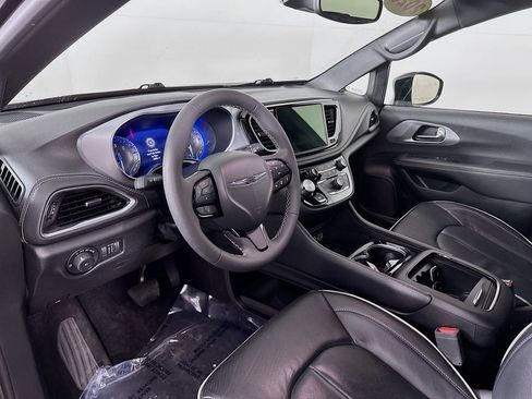 Used 2025 Chrysler Pacifica Limited image 16