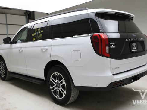 Used 2025 Ford Expedition Active AWD/4WD image 3