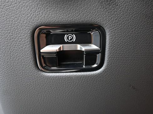 Used 2025 Mercedes-Benz GLC 300 4MATIC image 16