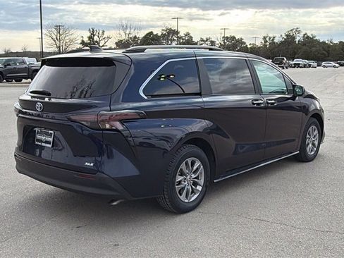Certified 2025 Toyota Sienna XLE image 6