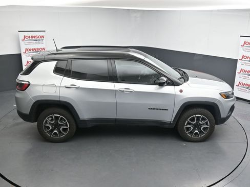 Used 2024 Jeep Compass Trailhawk AWD/4WD image 17