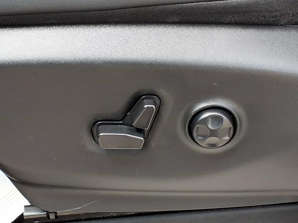 Used 2024 Chrysler Pacifica Touring-L FWD image 12