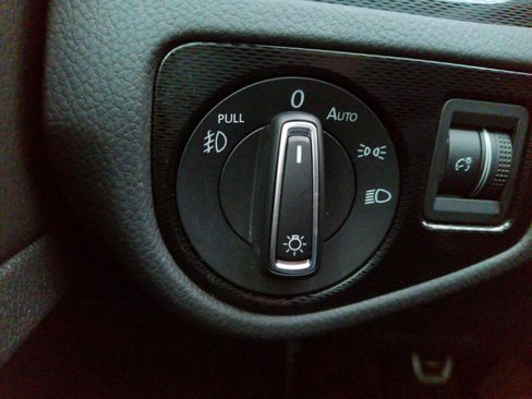 Used 2017 Volkswagen GTI SE image 23