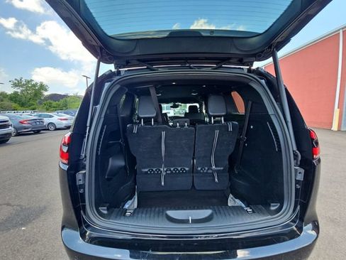 Used 2025 Chrysler Pacifica Select FWD image 28