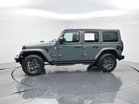 Used 2024 Jeep Wrangler Unlimited Sahara w/ Technology Group AWD/4WD image 3