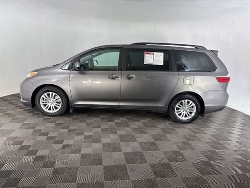 Used 2017 Toyota Sienna XLE Premium image 10