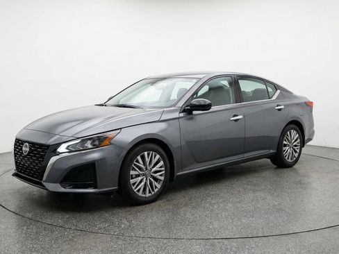Used 2025 Nissan Altima 2.5 SV FWD image 3