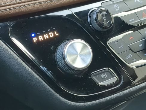 Used 2020 Chrysler Pacifica Limited image 33