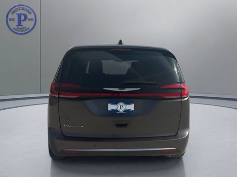 Used 2023 Chrysler Pacifica Touring-L FWD image 6