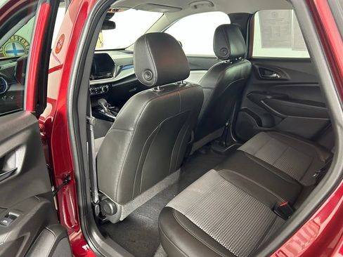 Used 2025 Chevrolet Trax LT w/ LT Convenience Package FWD image 14