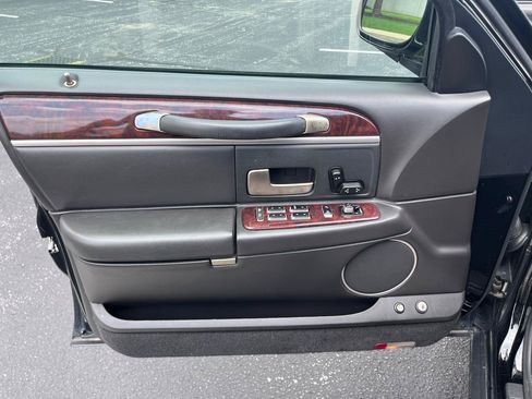 Used 2008 Lincoln Town Car Executive RWD image 28