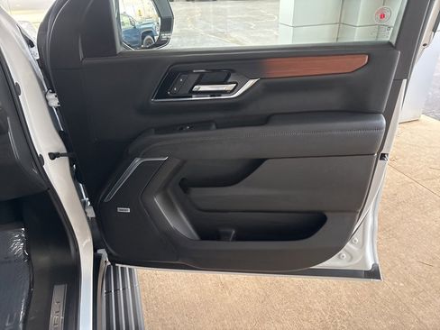 Used 2025 GMC Yukon Denali w/ Sun & Power Step Package image 43