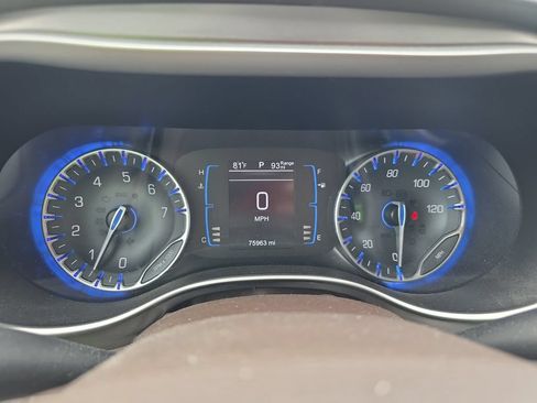Used 2017 Chrysler Pacifica Touring-L FWD image 16
