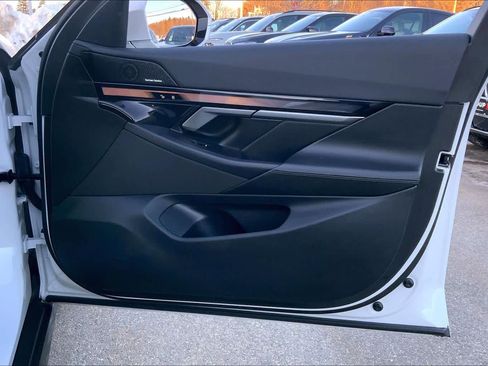 Used 2025 BMW 540i xDrive w/ Premium Package image 23