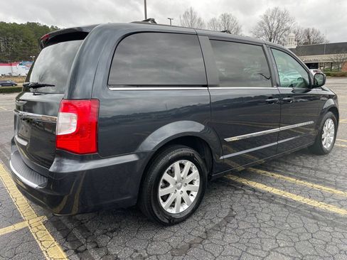 Used 2014 Chrysler Town & Country Touring image 5