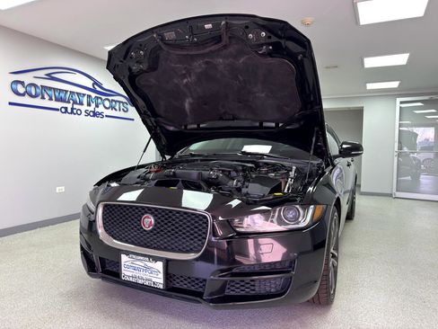 Used 2018 Jaguar XE Premium image 35