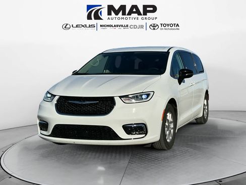 Used 2024 Chrysler Pacifica Touring-L image 1