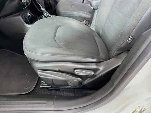 Used 2017 Jeep Renegade Altitude FWD image 9