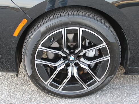 Used 2024 BMW i7 xDrive60 image 32