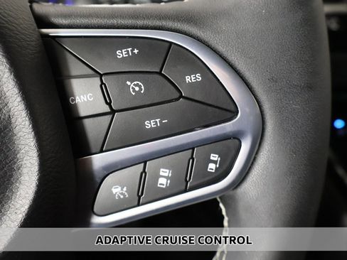 Used 2025 Chrysler Pacifica Select image 3