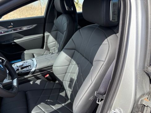 Used 2025 BMW i7 xDrive60 w/ Premium Package image 11