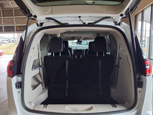 Used 2024 Chrysler Pacifica Touring-L FWD image 12