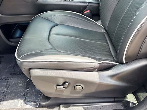 Used 2026 Chrysler Pacifica Limited FWD image 19
