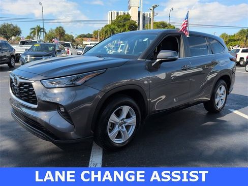 Used 2024 Toyota Highlander LE image 3