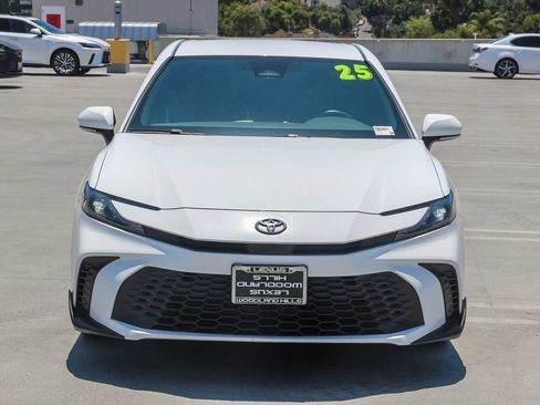 Used 2025 Toyota Camry SE w/ Convenience Package FWD image 2