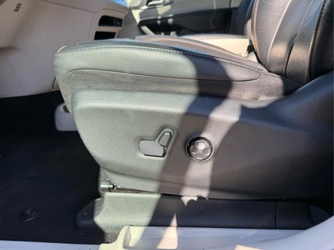 Used 2020 Chrysler Pacifica Touring-L w/ Tire & Wheel Group FWD image 13