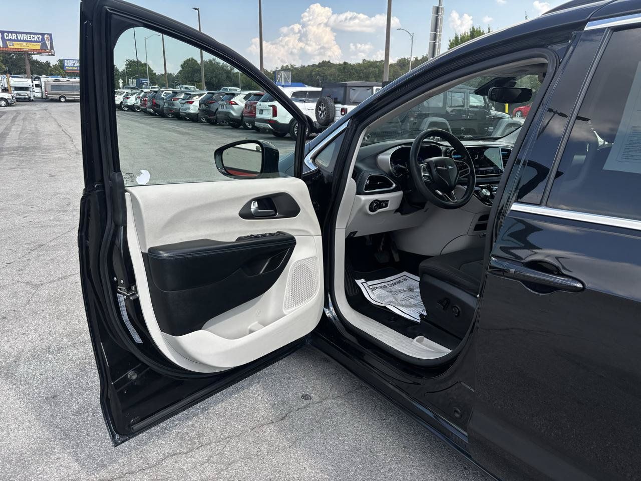 Used 2021 Chrysler Pacifica Touring FWD image 17
