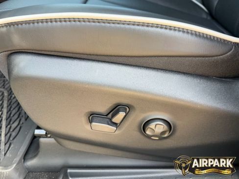 New 2026 Chrysler Pacifica Limited w/ Uconnect Theater Family Group FWD image 21
