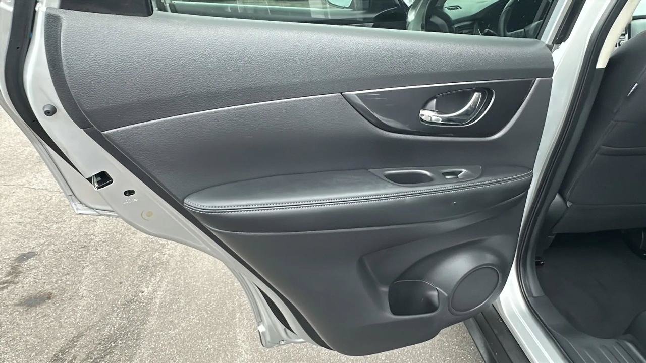 Used 2017 Nissan Rogue SV w/ SV Premium Package AWD/4WD image 27