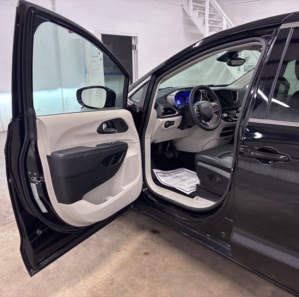 Used 2024 Chrysler Pacifica Limited FWD image 22