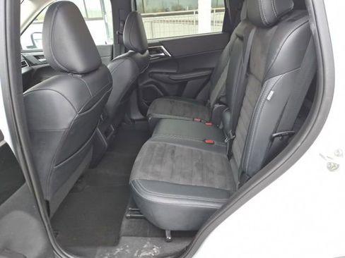 Used 2024 Mitsubishi Outlander SE image 12