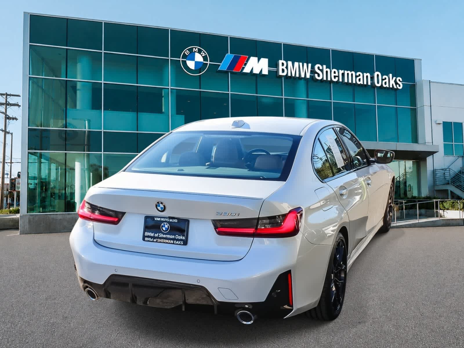 Used 2026 BMW 330i Sedan w/ M Sport Package RWD image 5