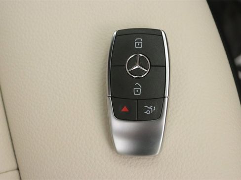 New 2025 Mercedes-Benz GLB 250 image 11