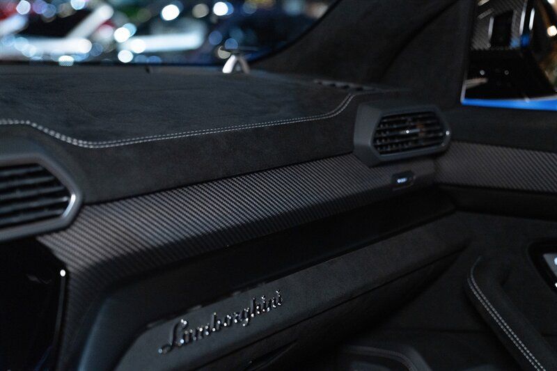 Used 2023 Lamborghini Urus Performante AWD/4WD image 19