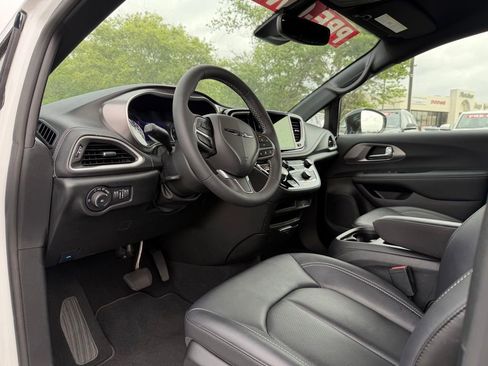Used 2026 Chrysler Pacifica Select FWD image 9
