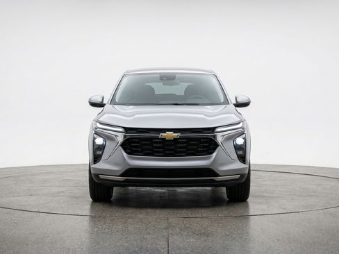 Used 2025 Chevrolet Trax LT FWD image 2