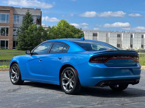 Used 2015 Dodge Charger SXT RWD image 3