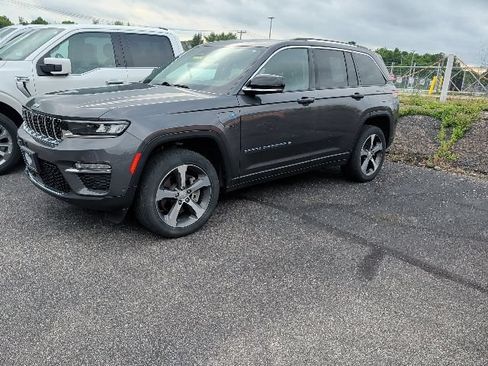 Used 2022 Jeep Grand Cherokee Limited 4xe w/ Luxury Tech Group II AWD/4WD image 11