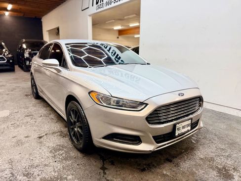 Used 2014 Ford Fusion SE image 2