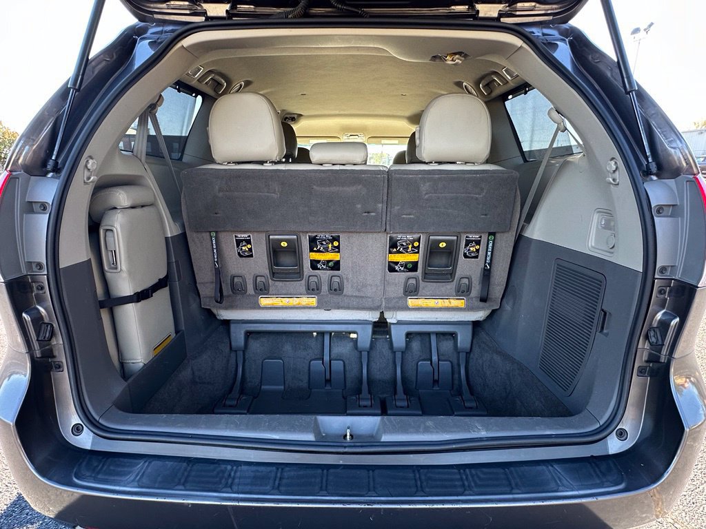 Used 2012 Toyota Sienna LE FWD image 31