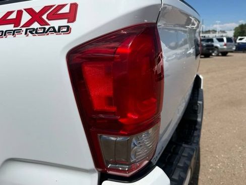 Used 2017 Toyota Tacoma TRD Off-Road w/ Premium & Technology Package AWD/4WD image 12
